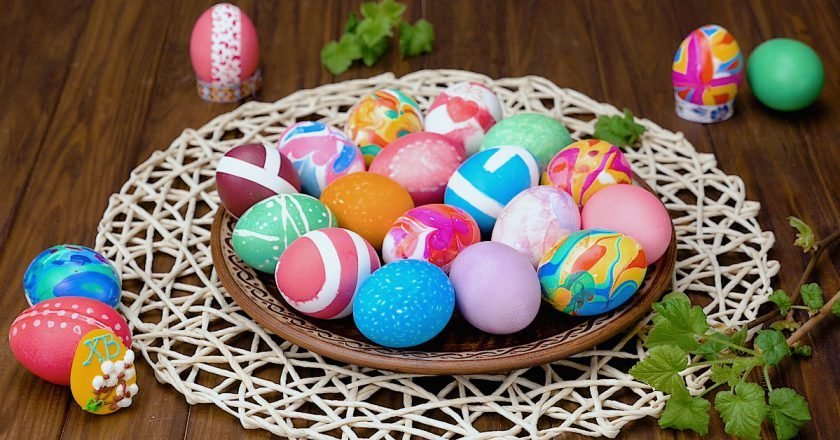 покраска пасхальных яиц