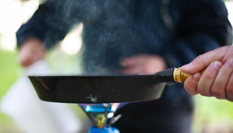 сковорода на огне фото