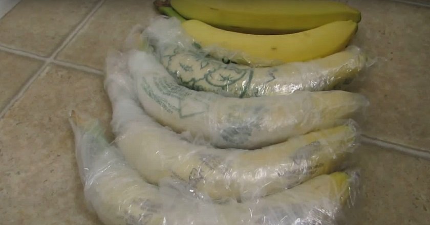 Как сохранить бананы в домашних условиях. Пакеты для хранения бананов. Бананы хранение. ЗАВОРОЧЕННЫЙ банан. Как хранить бананы.