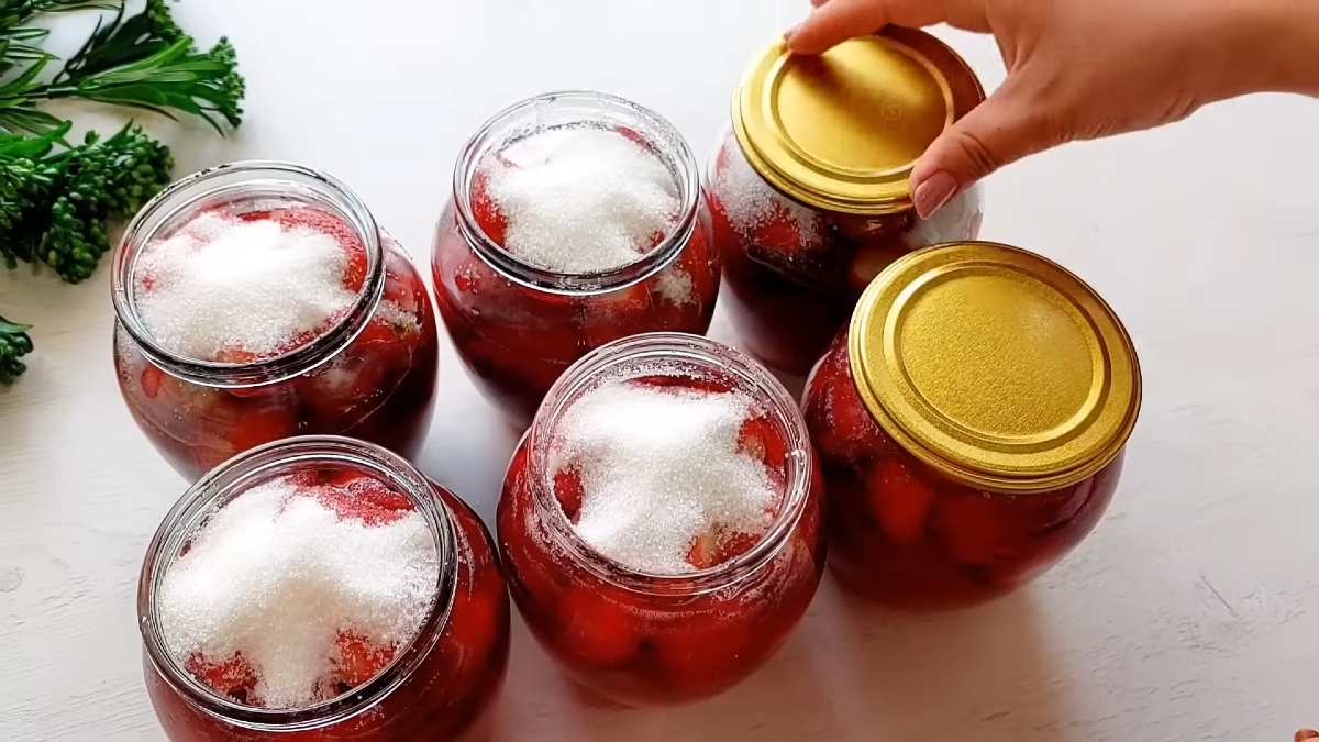 клубника в банках