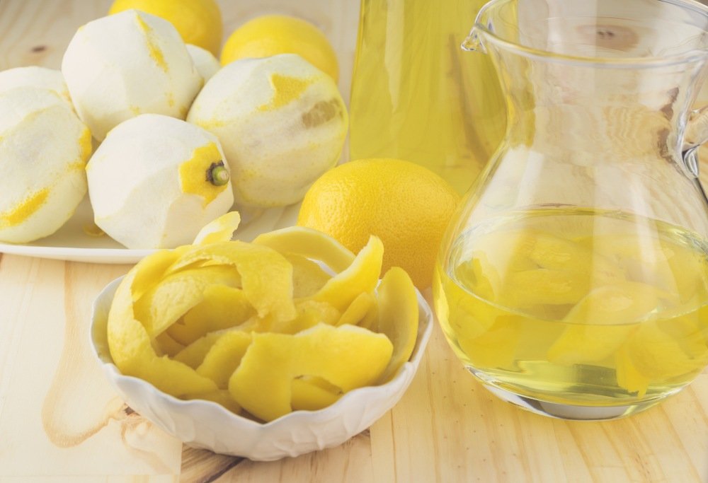 Кожура лимона рецепт. Кожура лимона. Лимон порезанный для Лимончелло. Лимонная цедра кусочки. Два лимона.