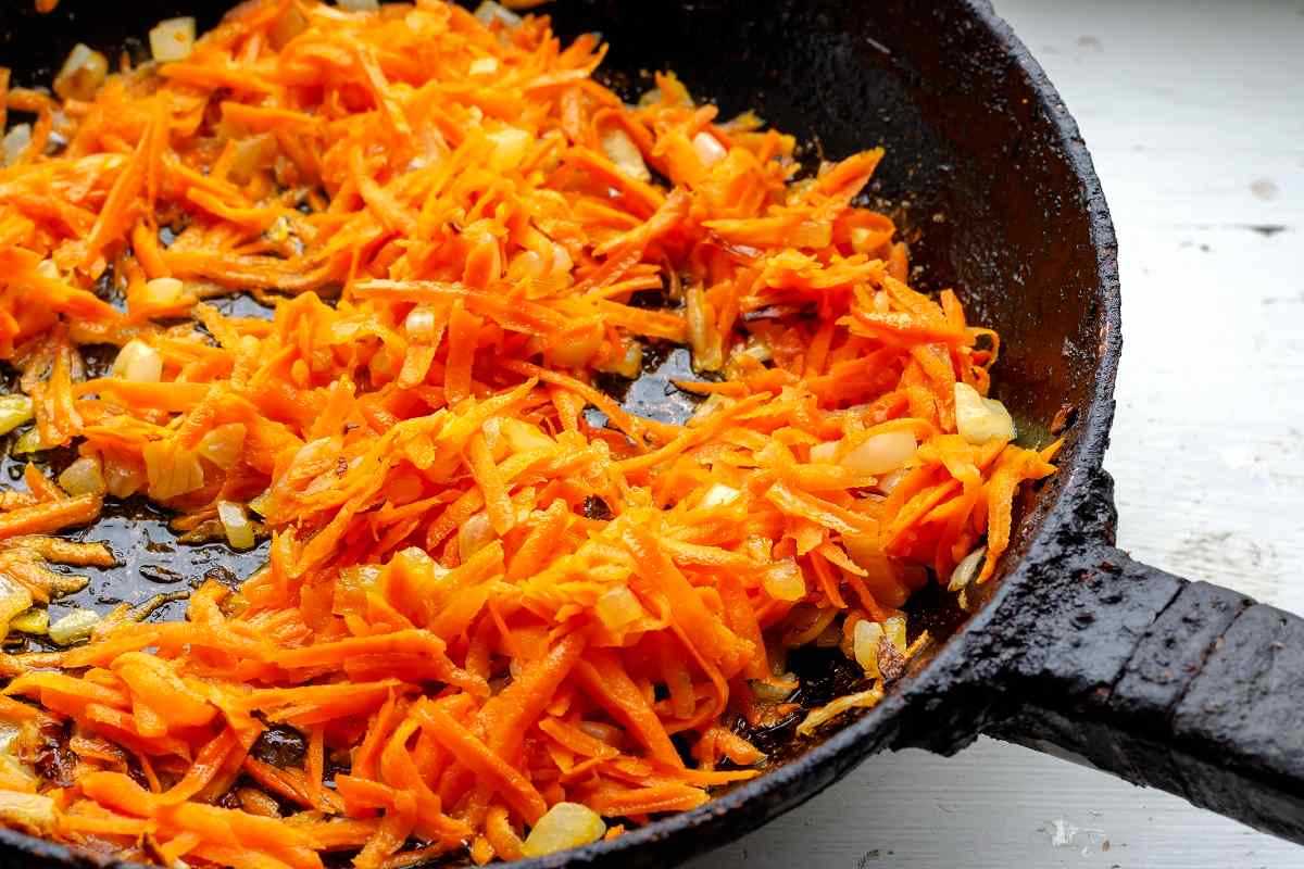 Как правильно обжаривать морковь с луком