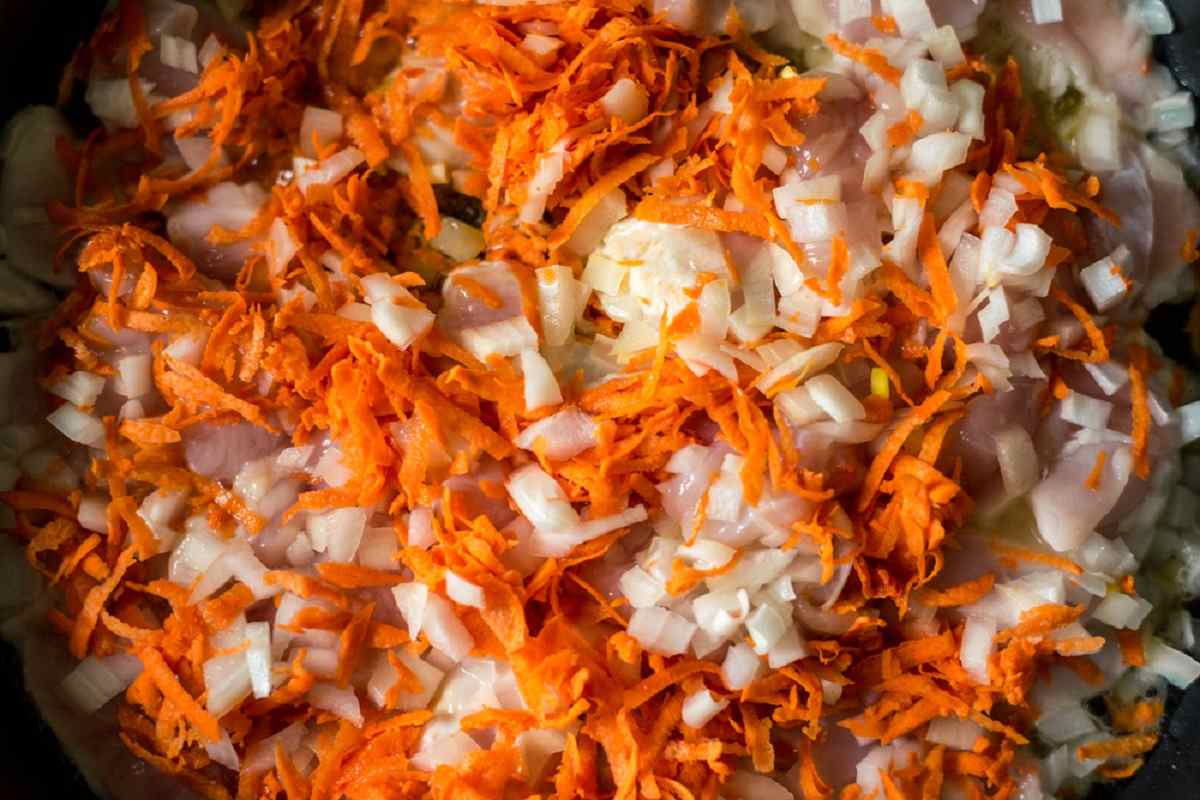 Как правильно обжаривать морковь с луком