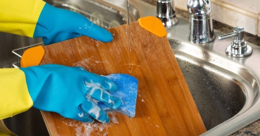 как очистить разделочную доску из дерева