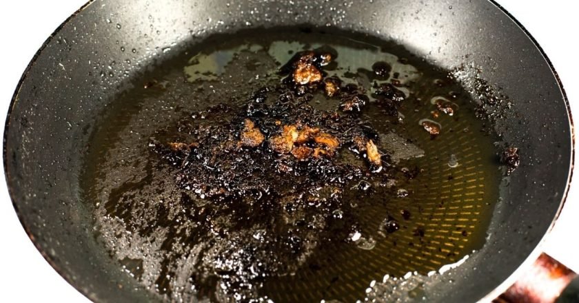 как очистить сильно пригоревшую сковороду