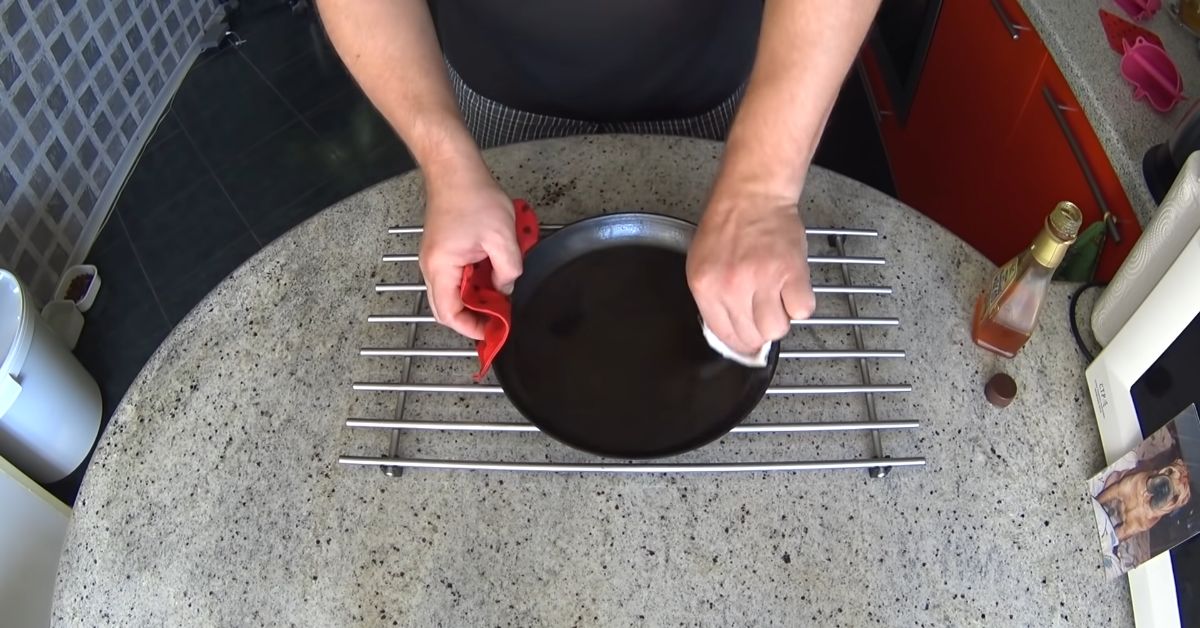 Как очистить сковороду от ржавчины и нагара