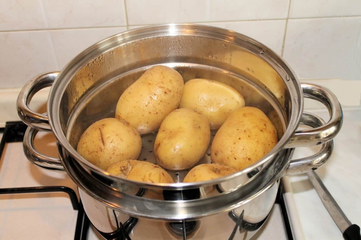Картофель в кипящей воде