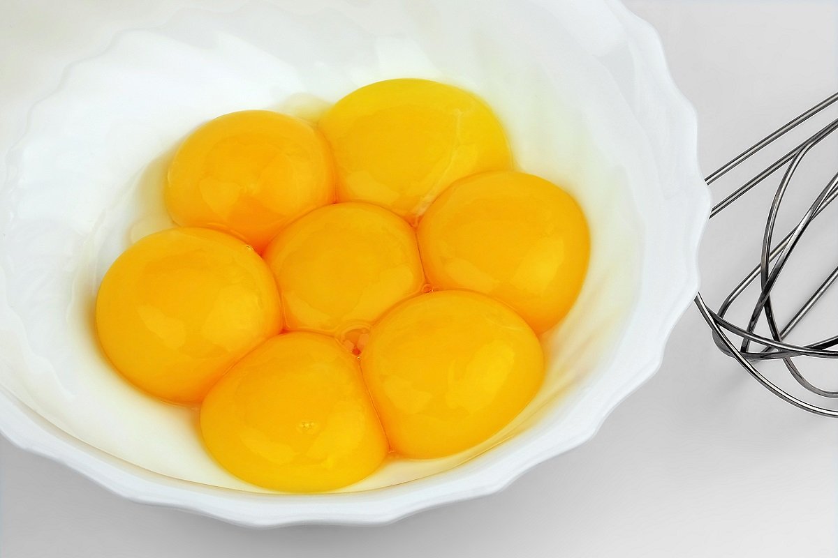 Как отделить желток от белка: 6 простых способов