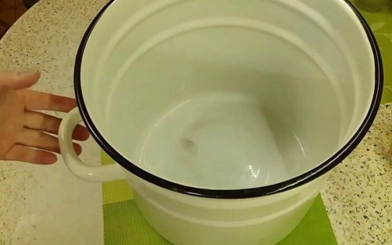 Как отмыть эмалированную кастрюлю с помощью копеечных средств