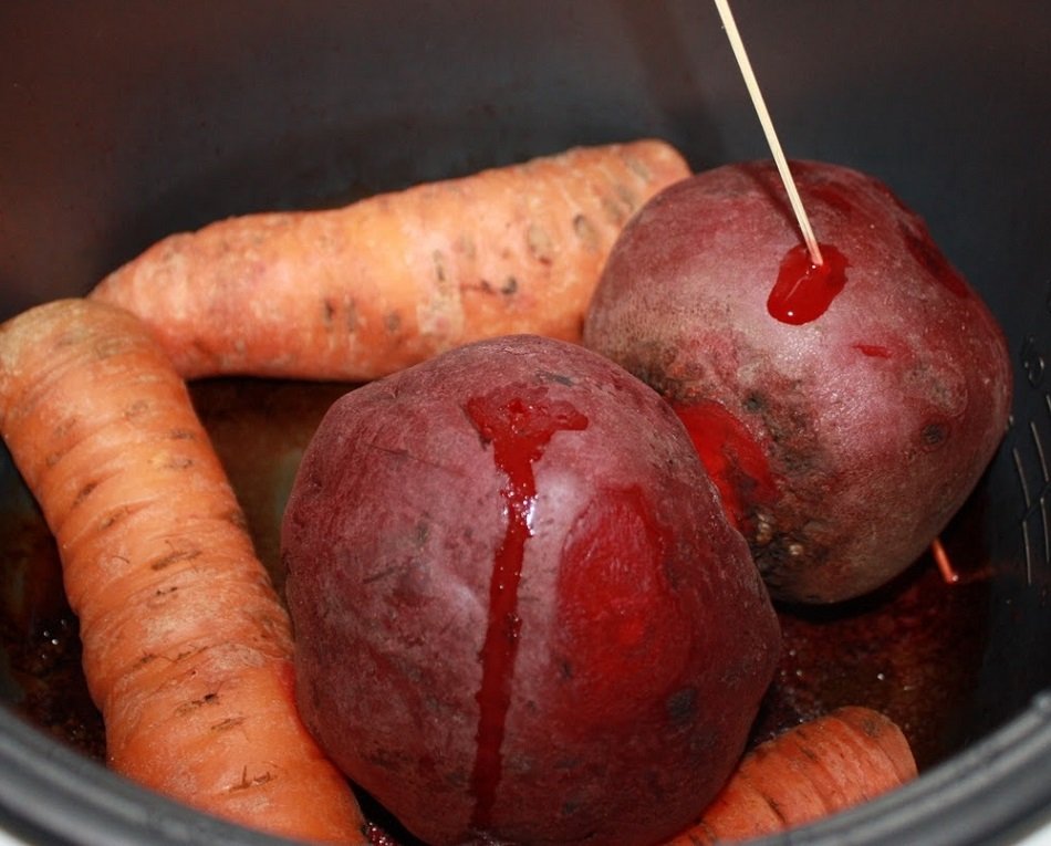 Варка свеклы и моркови. Свекла варится. Овощи для винегрета в мультиварке.