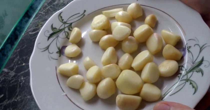 Как почистить чеснок быстро