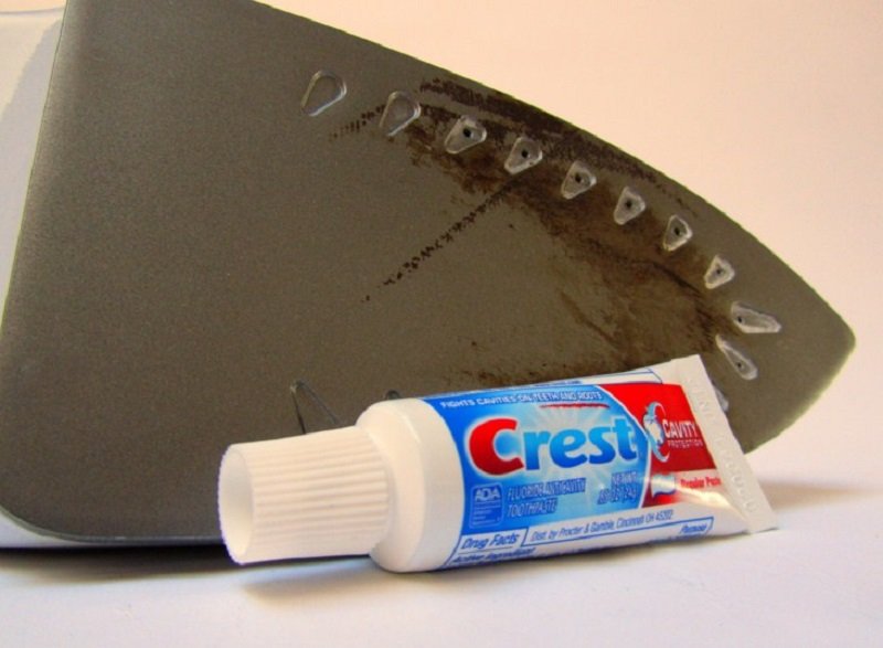 как почистить утюг зубной пастой