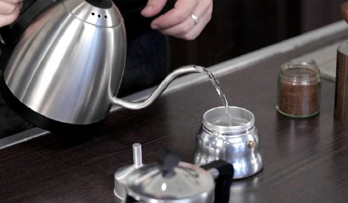 наливание кипятка в основание