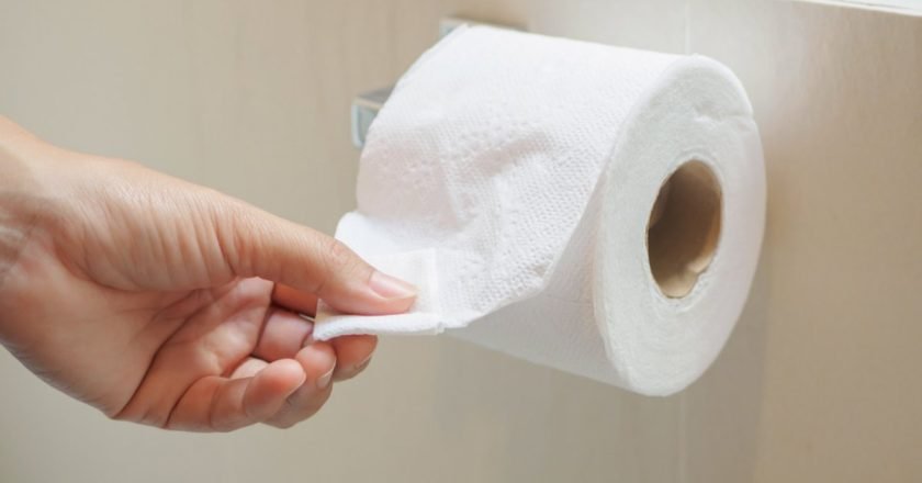 первый слой туалетной бумаги
