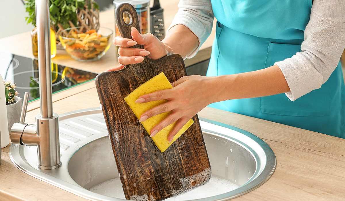 чистка деревянной мебели на кухне