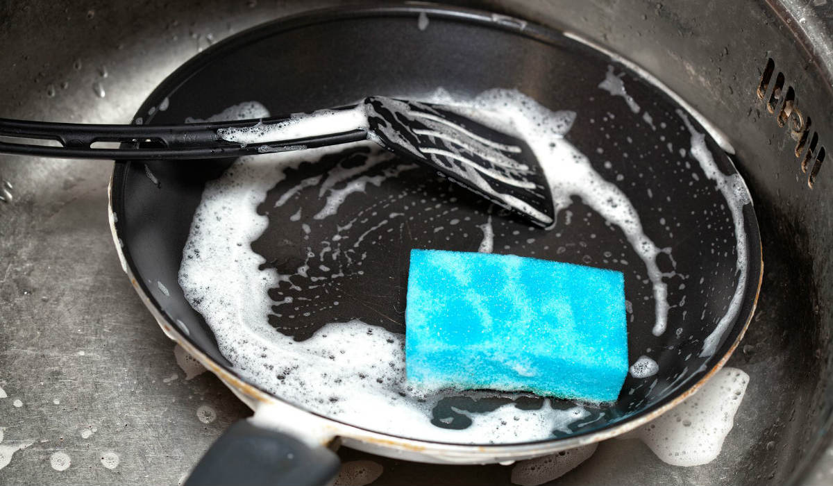 как мыть сковороду