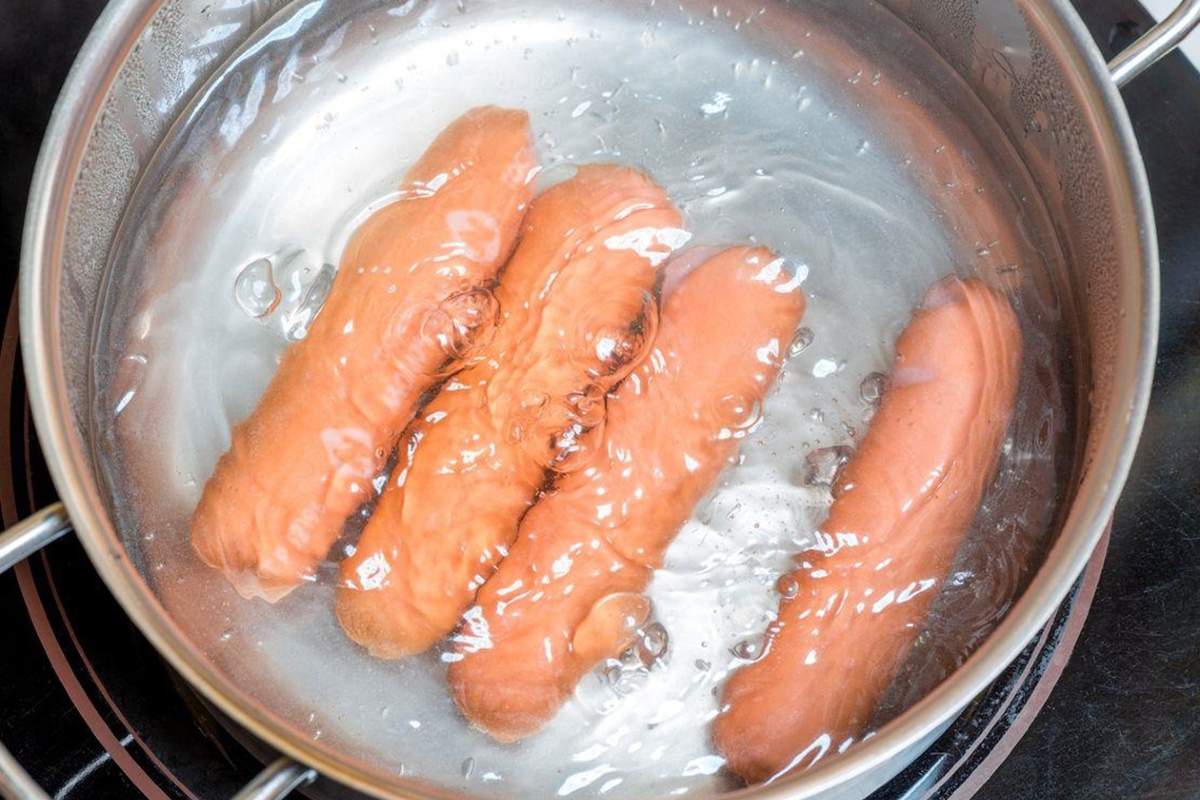 Как правильно варить сосиски в кастрюле