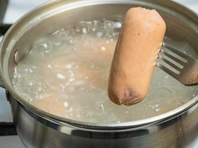 Как правильно варить сосиски в кастрюле