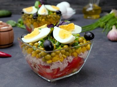 Как приготовить многослойный салат с тунцом