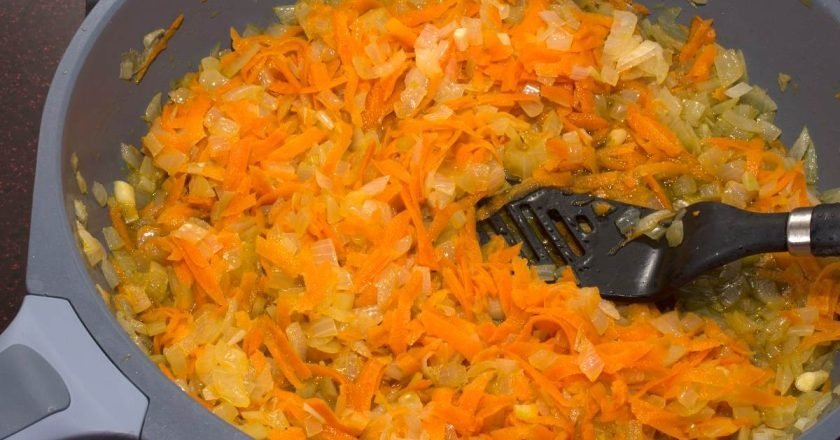 зажарка из моркови и лука