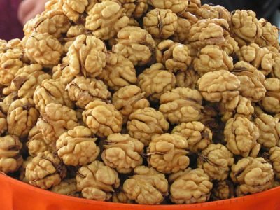 Как расколоть грецкий орех и не повредить ядро
