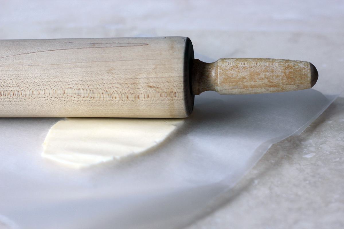 раскатывать сливочное масло скалкой