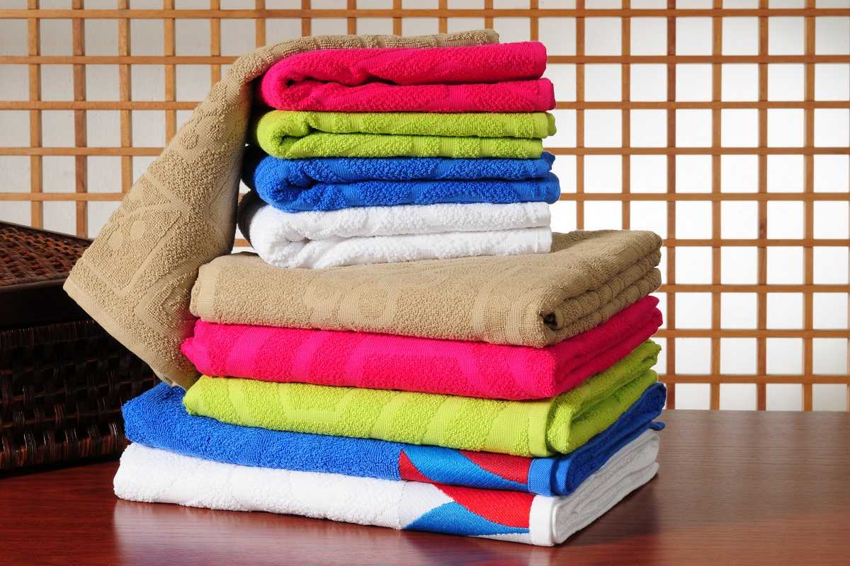 Метод полотенца. Стопка полотенец. Цветные полотенца. Стопка кухонных полотенец. Полотенце махровое.
