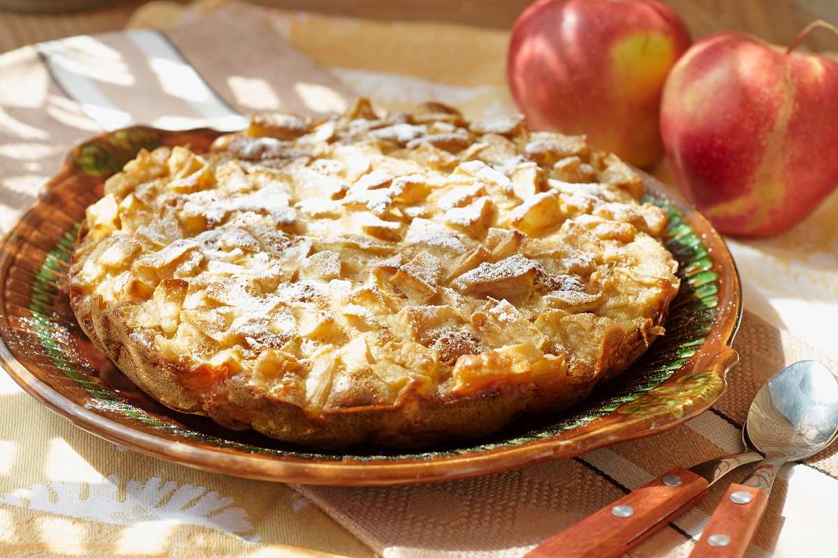 Простой рецепт шарлотки с яблоками на сковороде. Пирог с яблоками. Шарлотка с яблоками. Шарлотка на сковороде. Красивая шарлотка с яблоками.