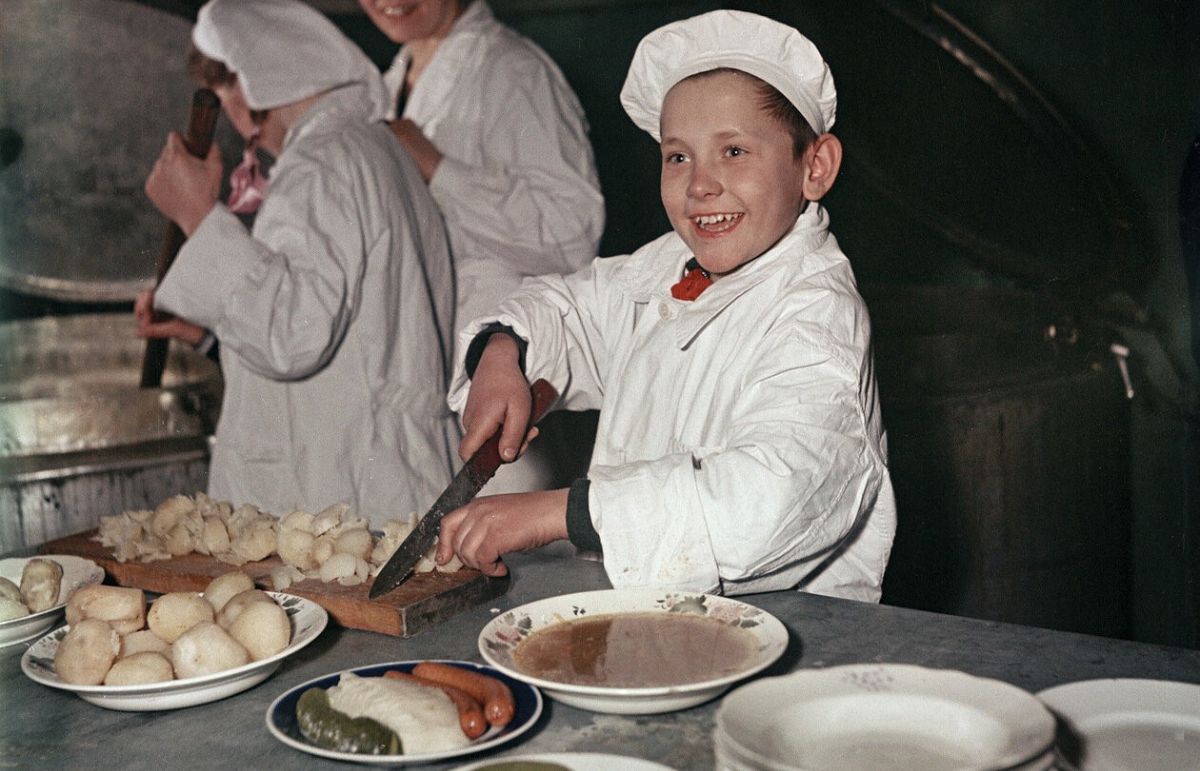 Столовая ссср фото. Повар СССР. Советская столовая. Повар в Советской столовке. Повариха СССР.