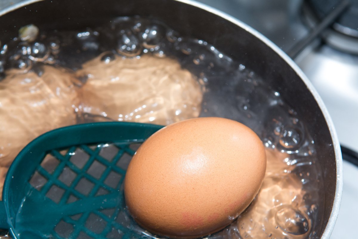 Как сварить яйца, чтобы они не треснули