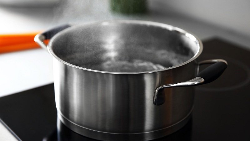 кипятить воду в катрюле фото