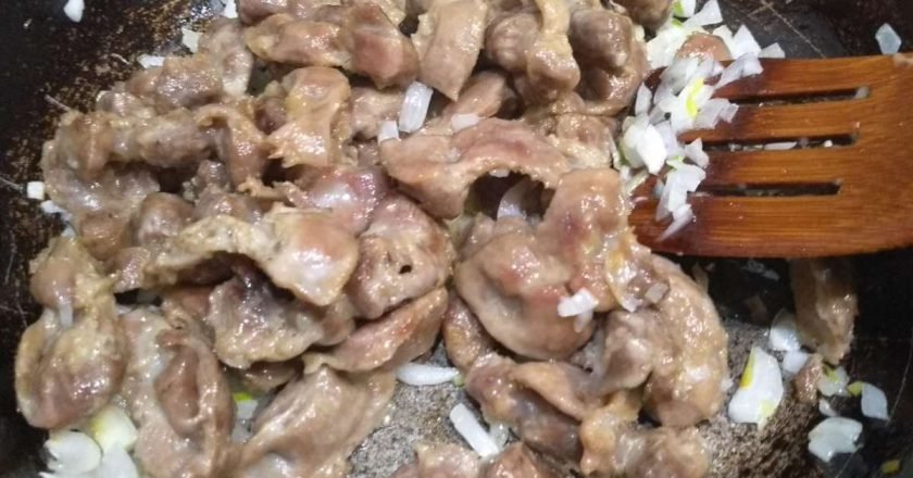 куриные желудочки с луком