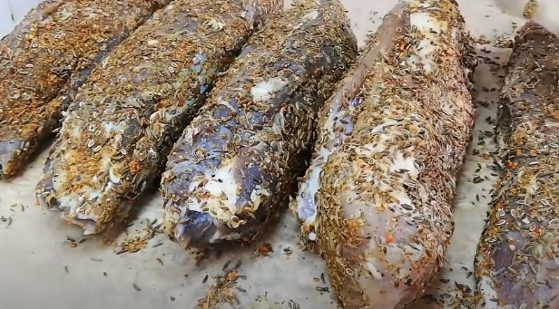 натирание приправами