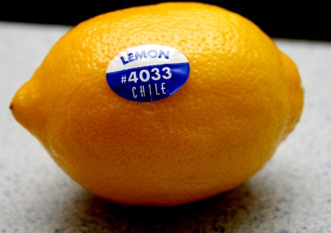 лимон с наклейкой фото