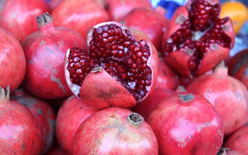 гранат на рык=нке снимок