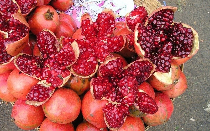 гранат на рынке снимок