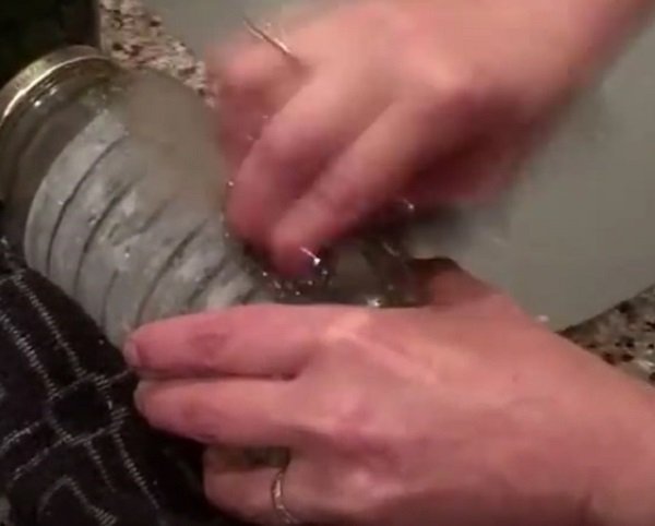 отодрать этикетку от банки