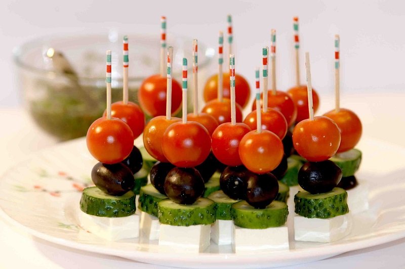 канапе на шпажках