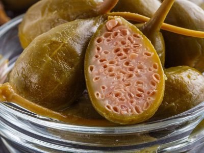 Каперсы в кулинарии: что это такое и с чем их едят