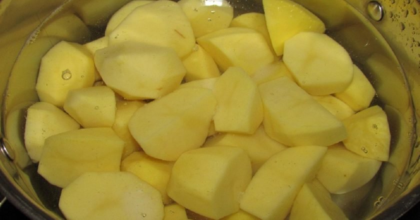 Различные методы для замачивания картошки в воде