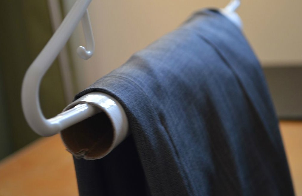 брюки на вешалке