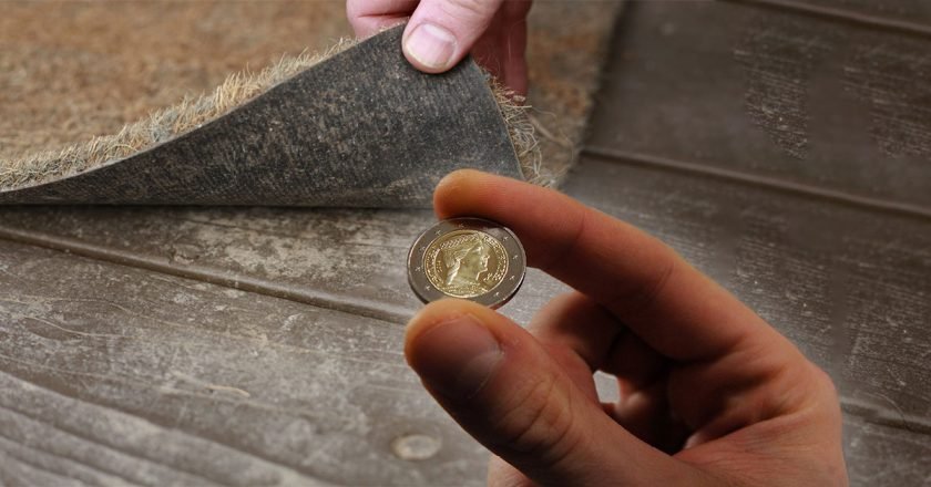 класть монету под входной коврик