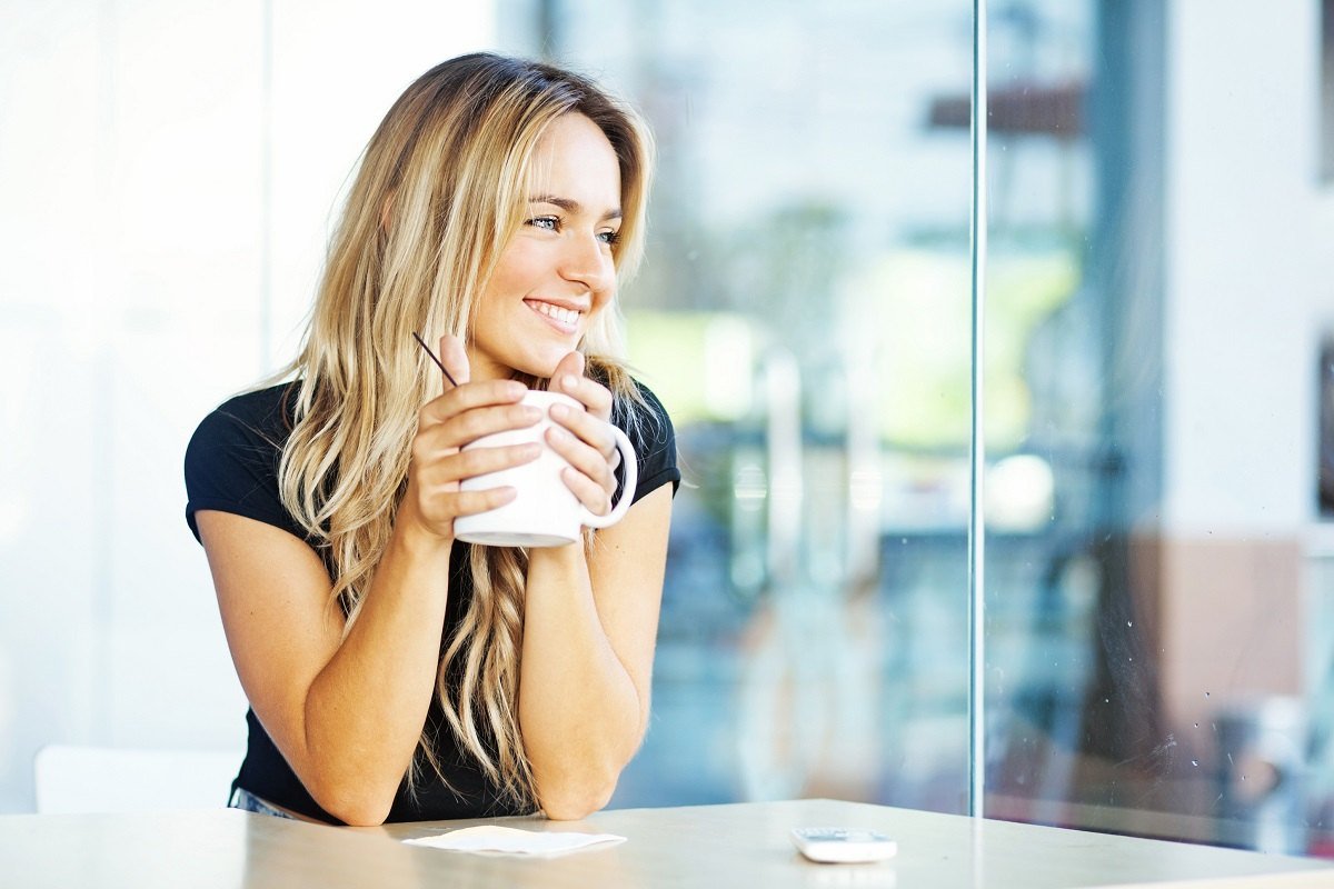 Счастливая девушка в кафе