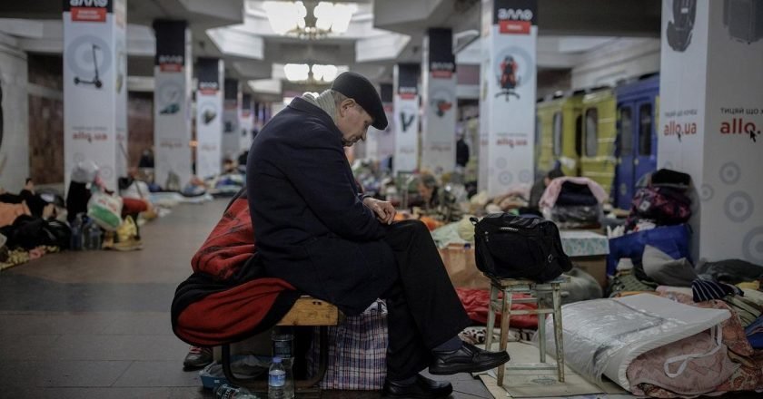 люди прячутся в метро