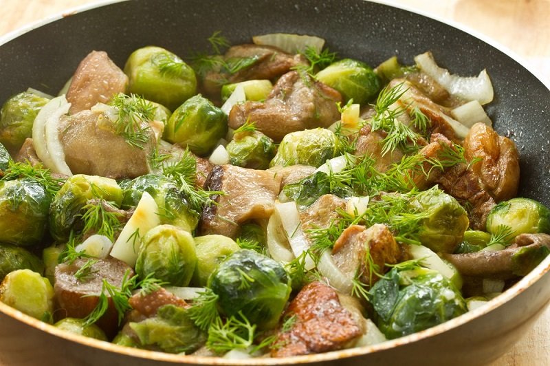 Свинина и брюссельская капуста