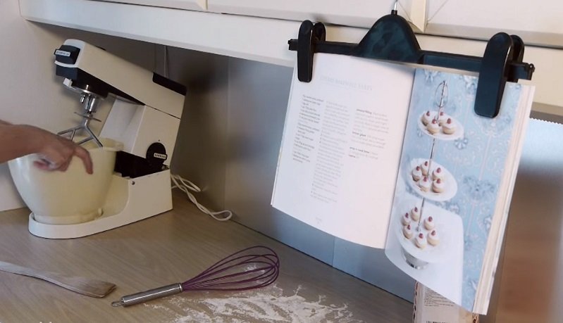 кулинарная книга на вешалке