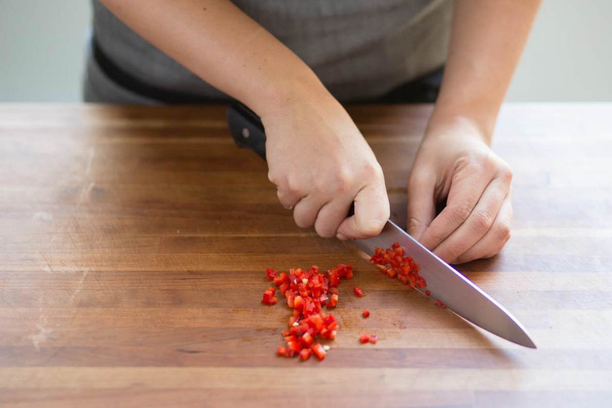 резать острый перец