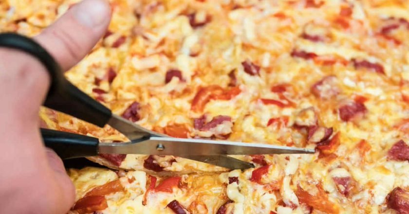 нарезание пиццы ножницами