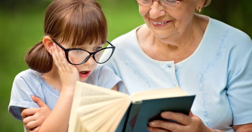 бабушка показывает книгу