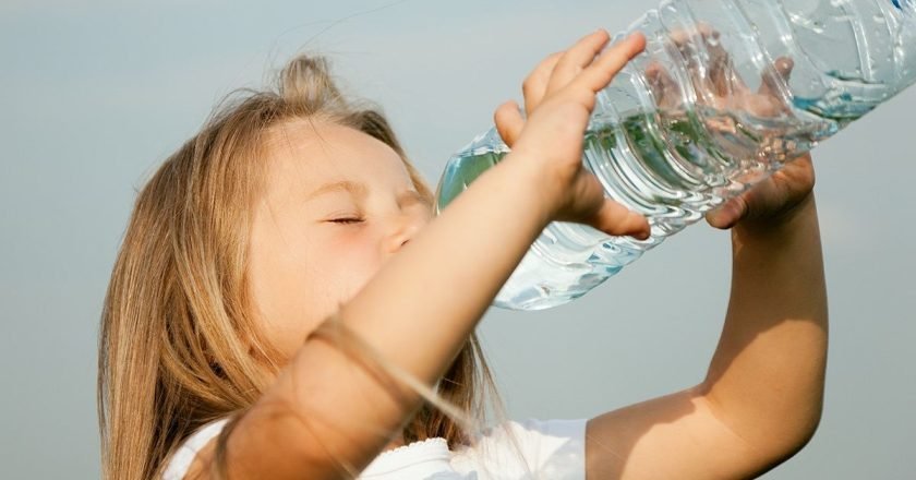 ребенок пьет воду